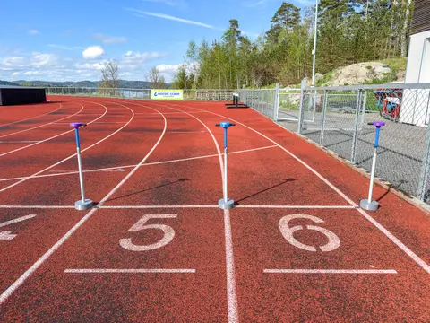 Stativer med 3D-printet utstyr på friidrettsstadion